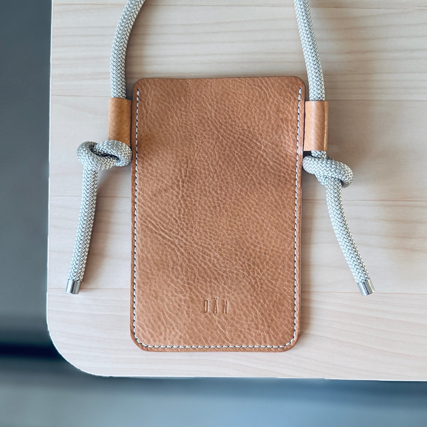 Crossbody telefontartó - világosbarna