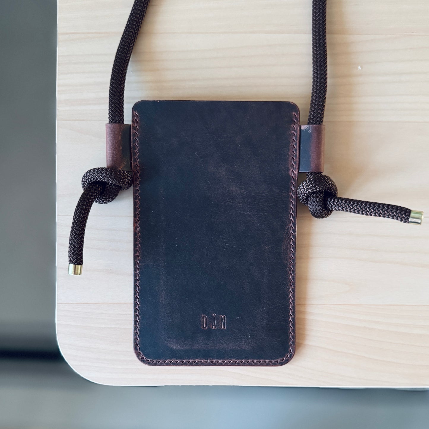 Crossbody telefontartó - sötétbarna pullup