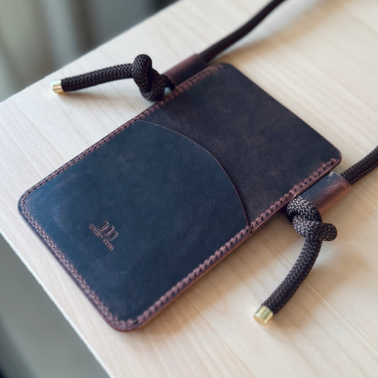 Crossbody telefontartó - sötétbarna pullup