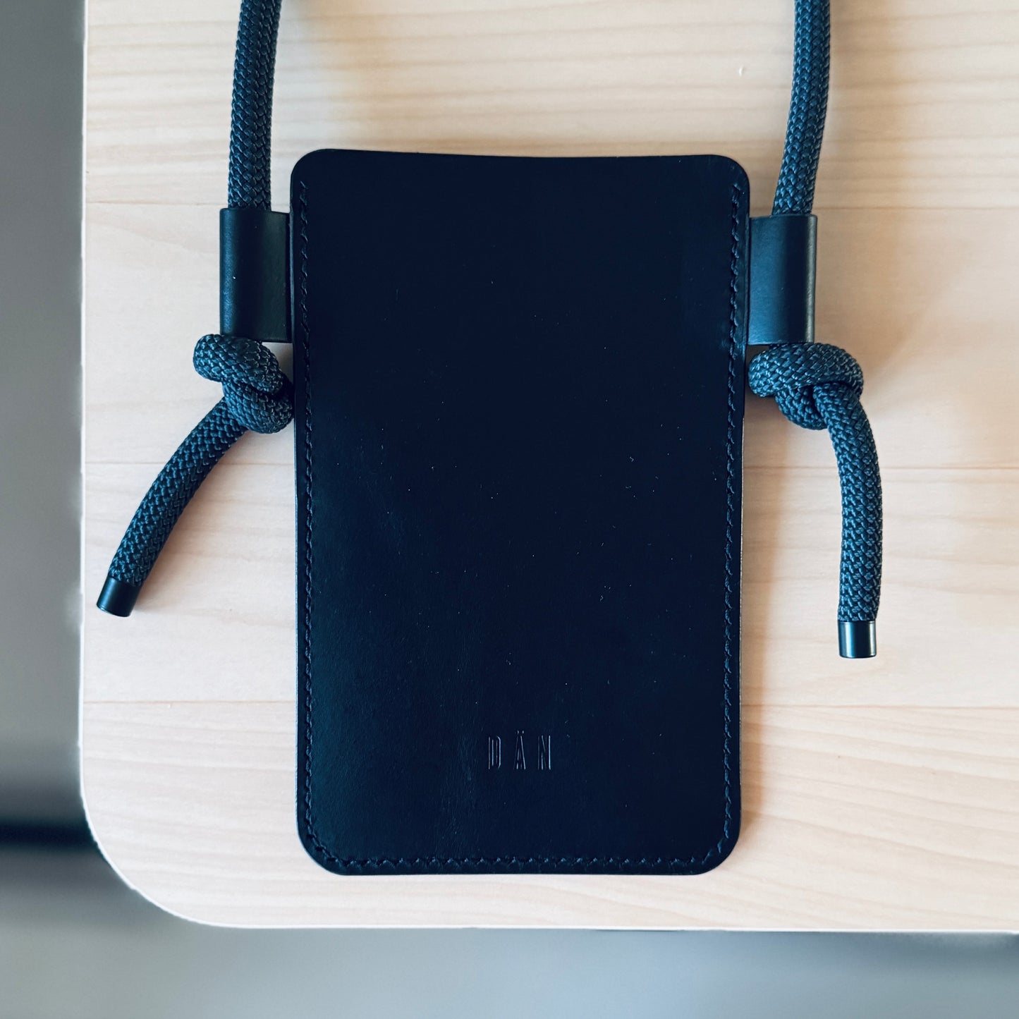 Crossbody telefontartó - fekete
