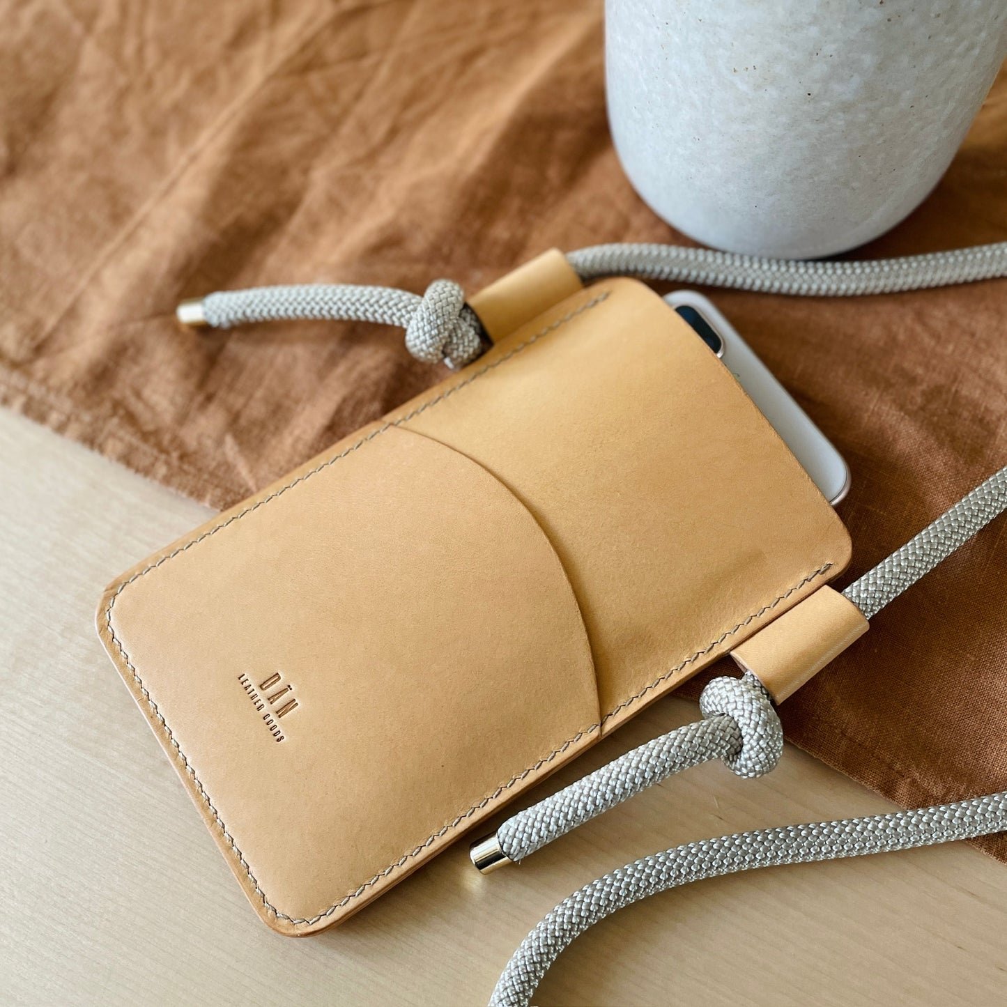 Crossbody phone holder - Natural