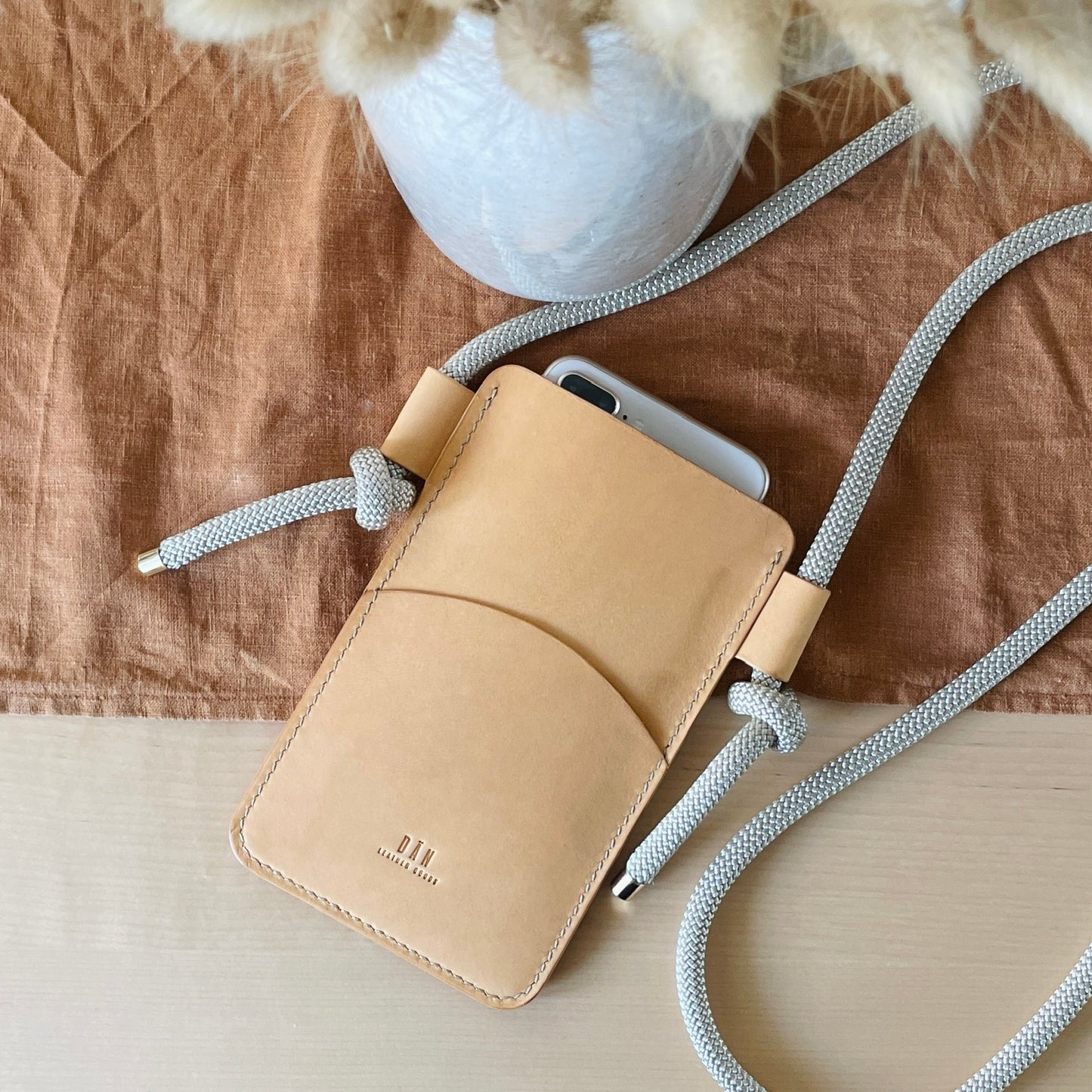 Crossbody phone holder - Natural