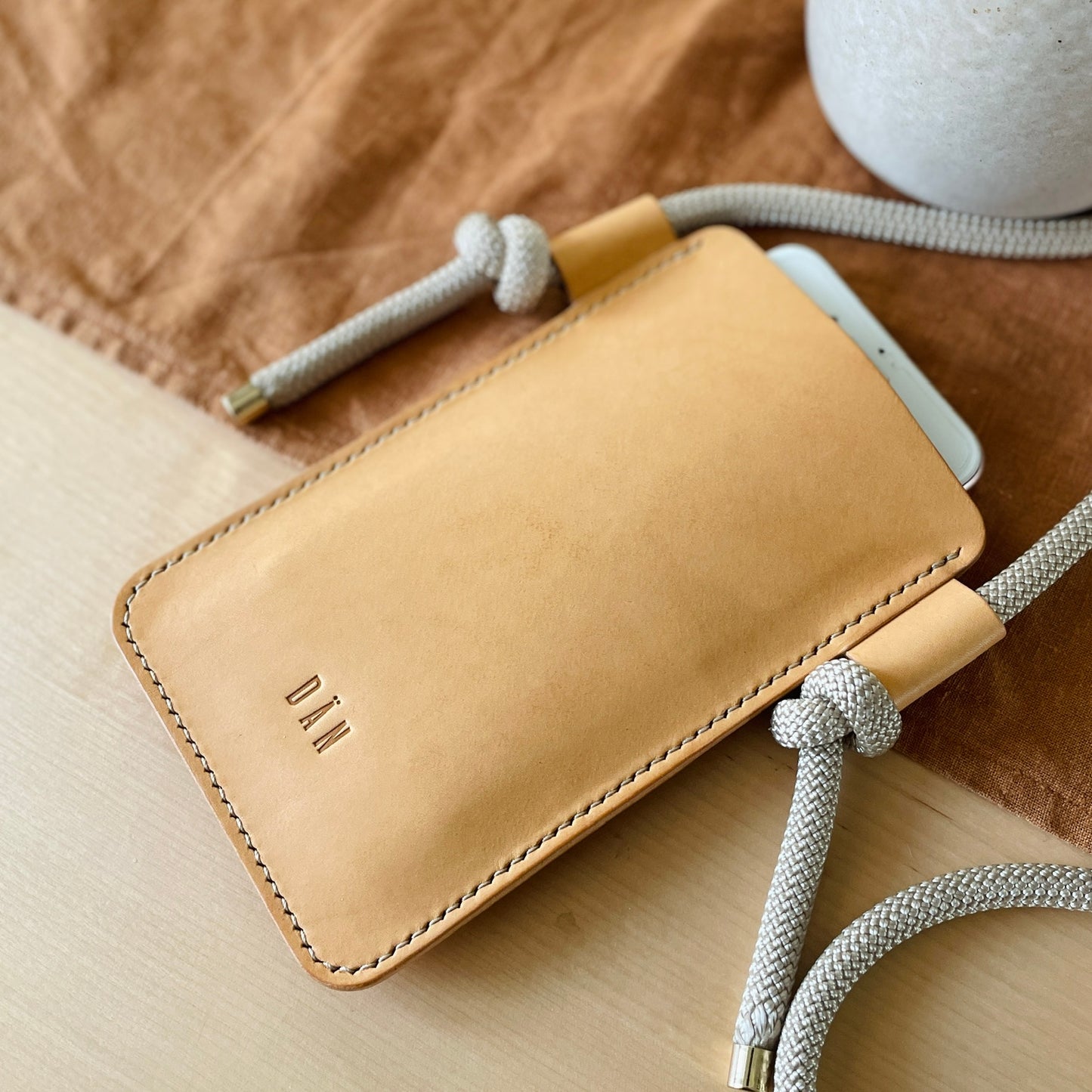 Crossbody phone holder - Natural