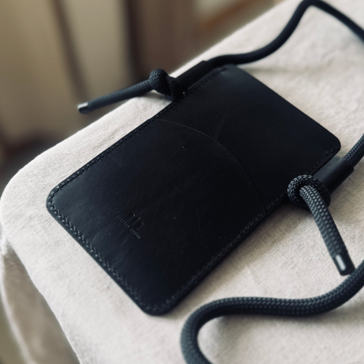 Crossbody phone holder - black