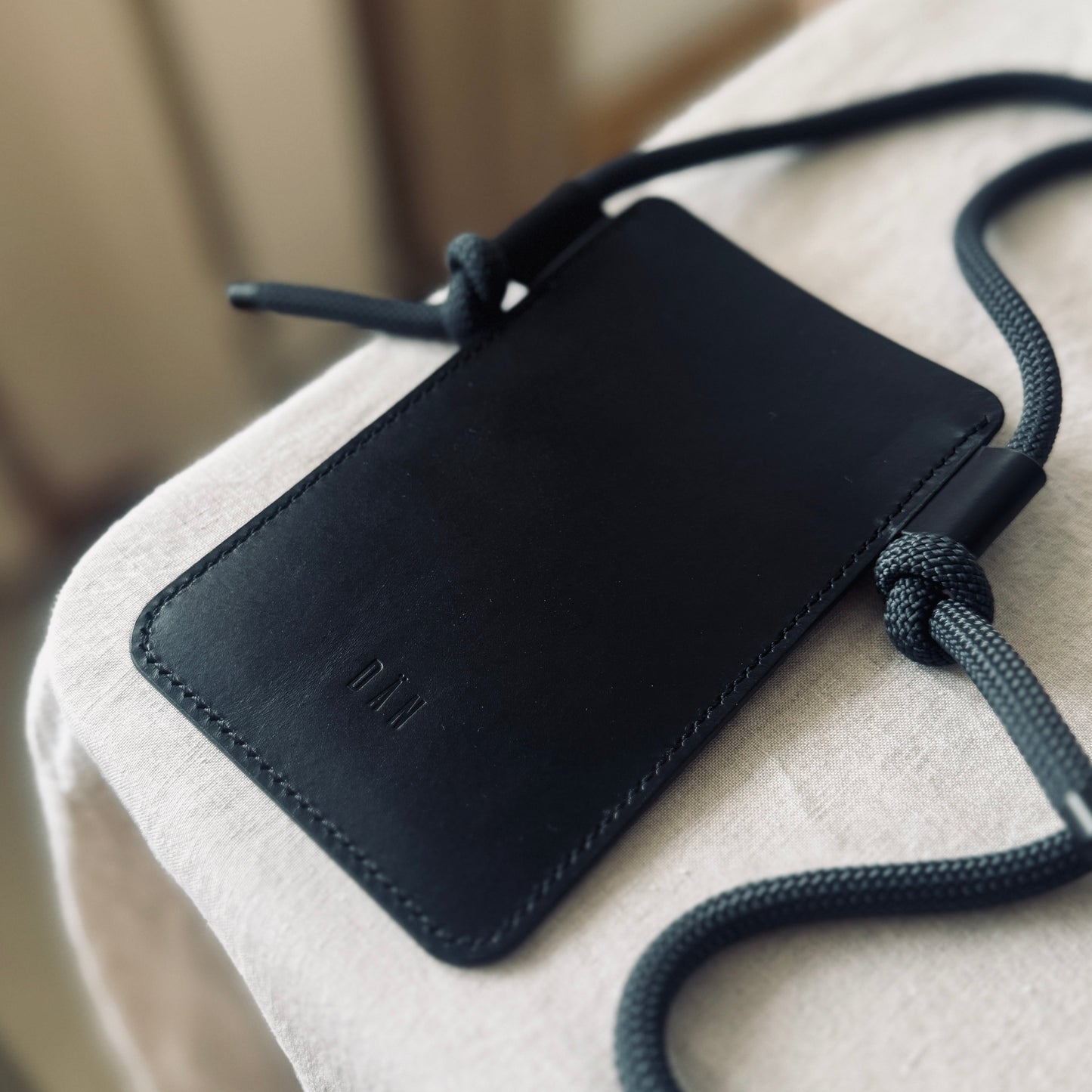 Crossbody phone holder - black