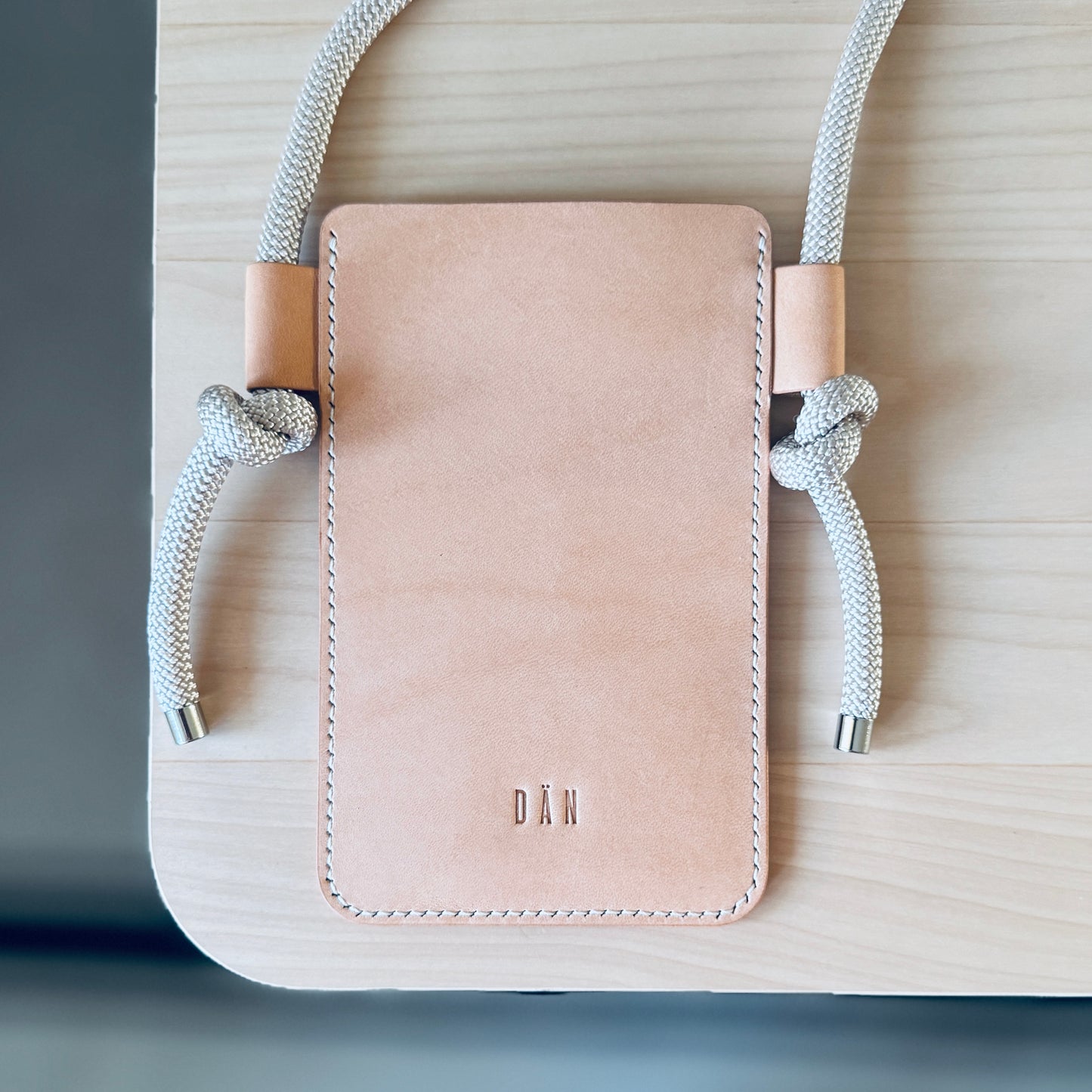 Crossbody phone holder - Natural