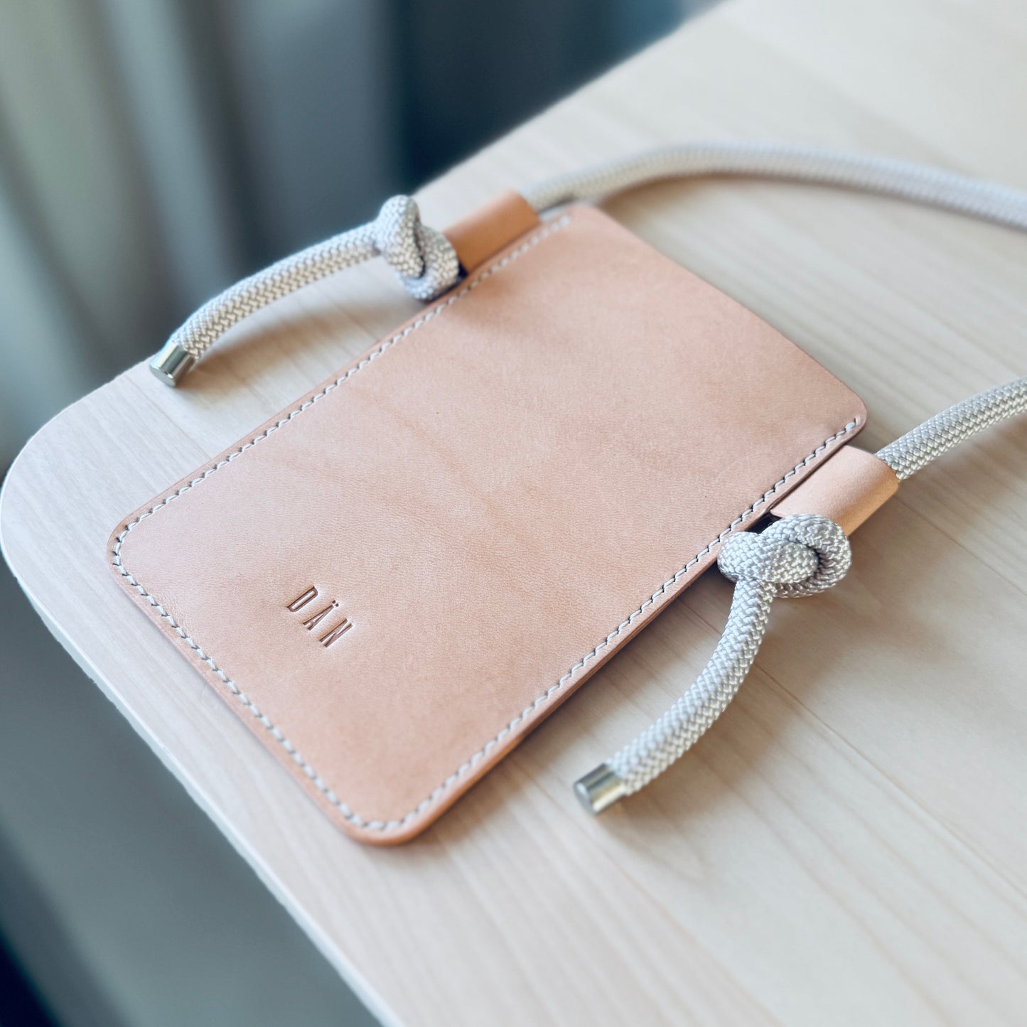 Crossbody phone holder - Natural