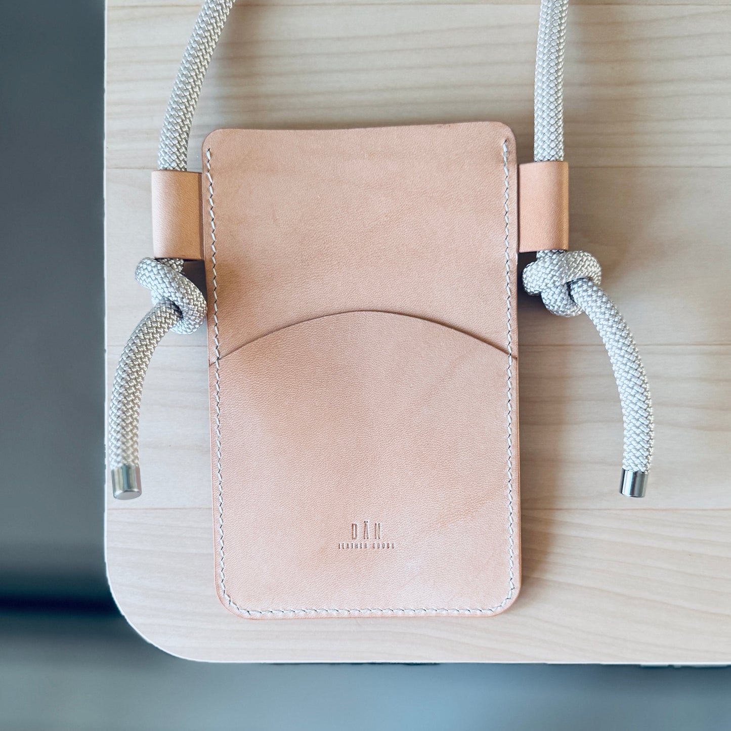 Crossbody phone holder - Natural
