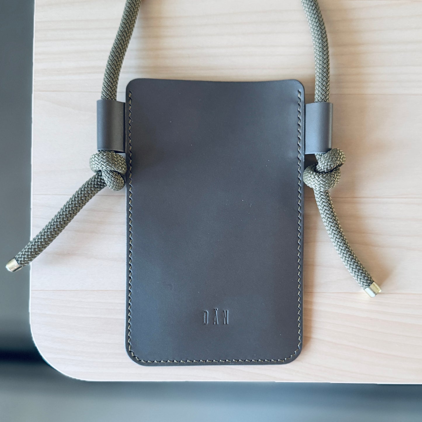 Crossbody telefontartó - szürke