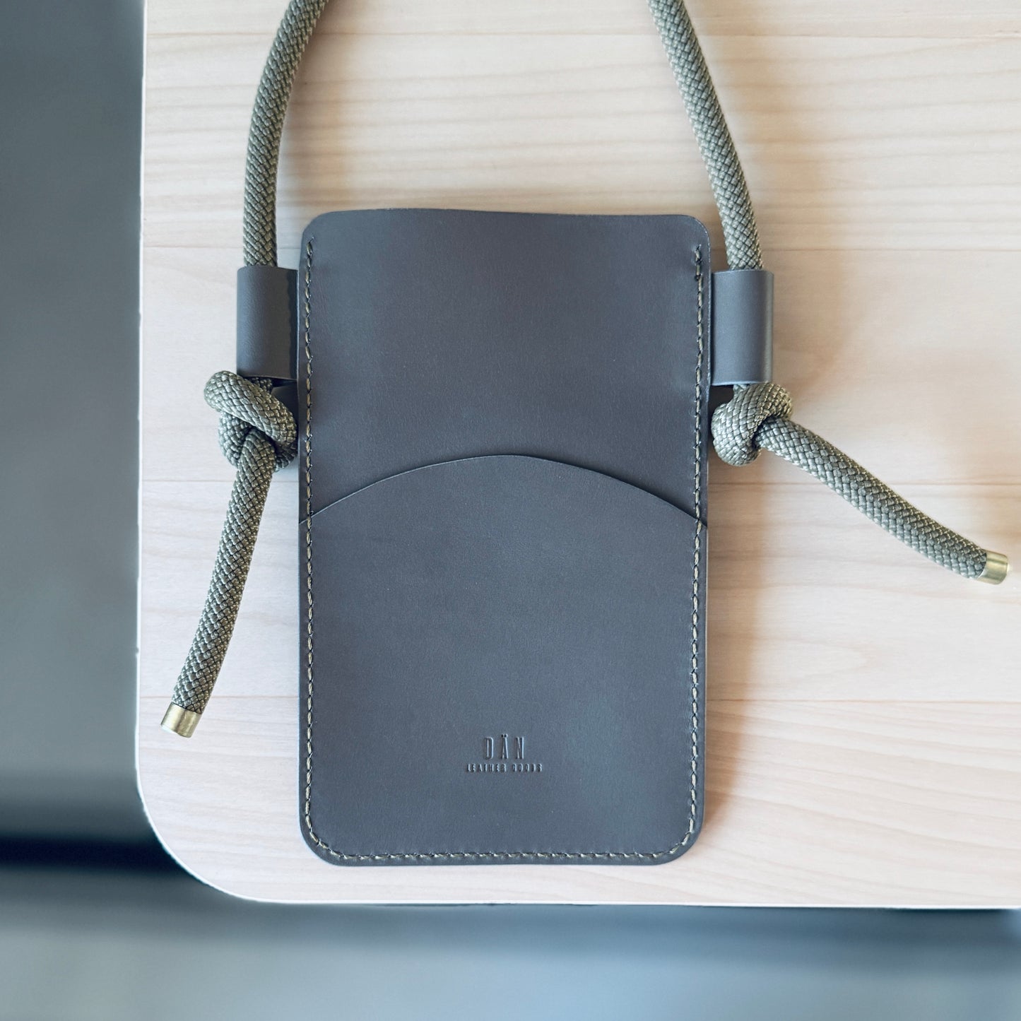 Crossbody telefontartó - szürke