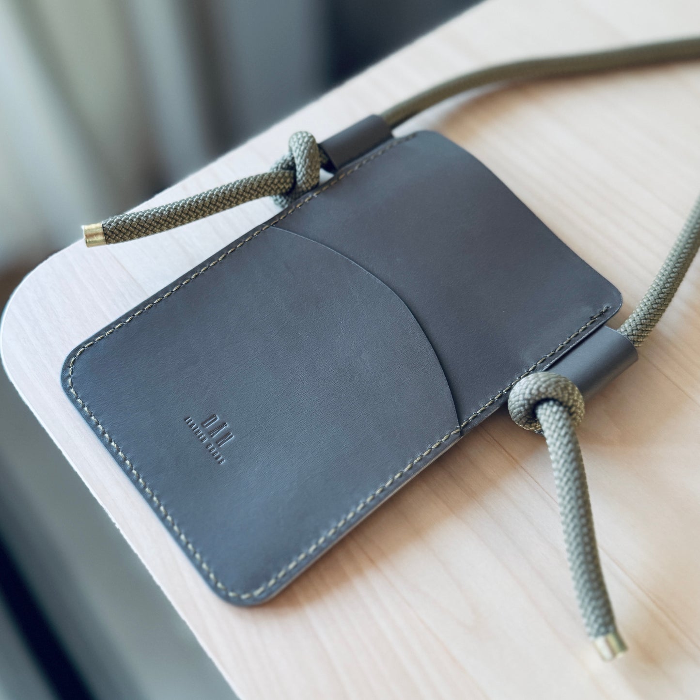 Crossbody telefontartó - szürke