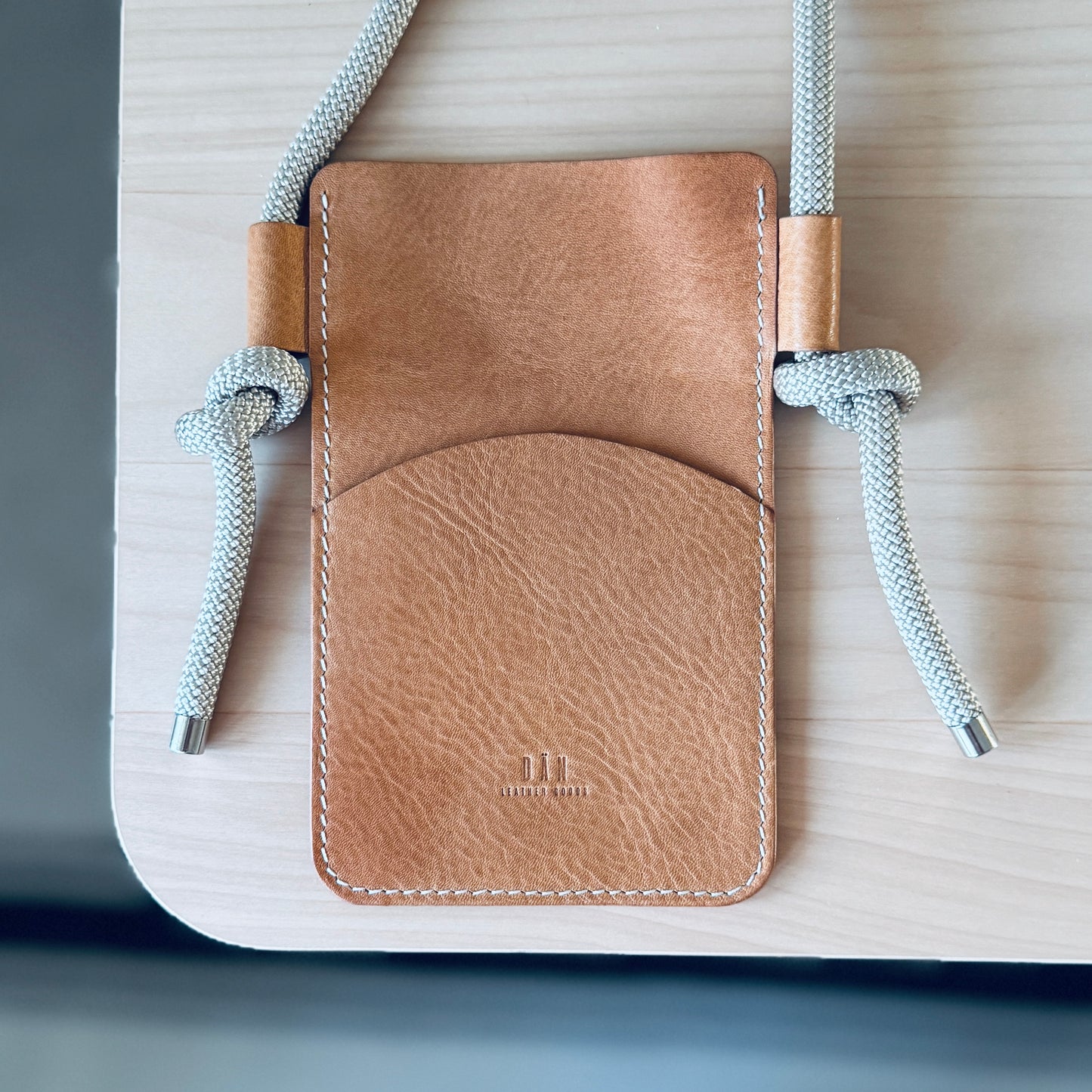 Crossbody telefontartó - világosbarna