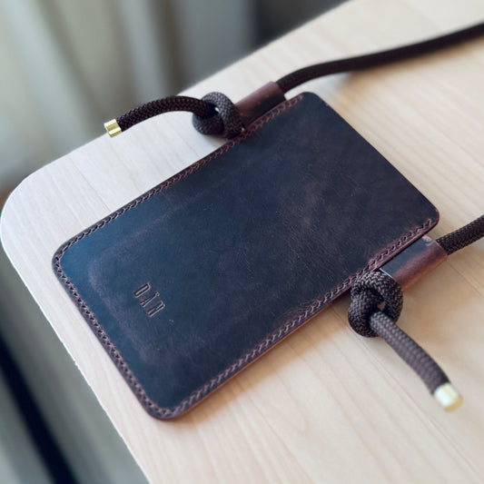Crossbody telefontartó - sötétbarna pullup