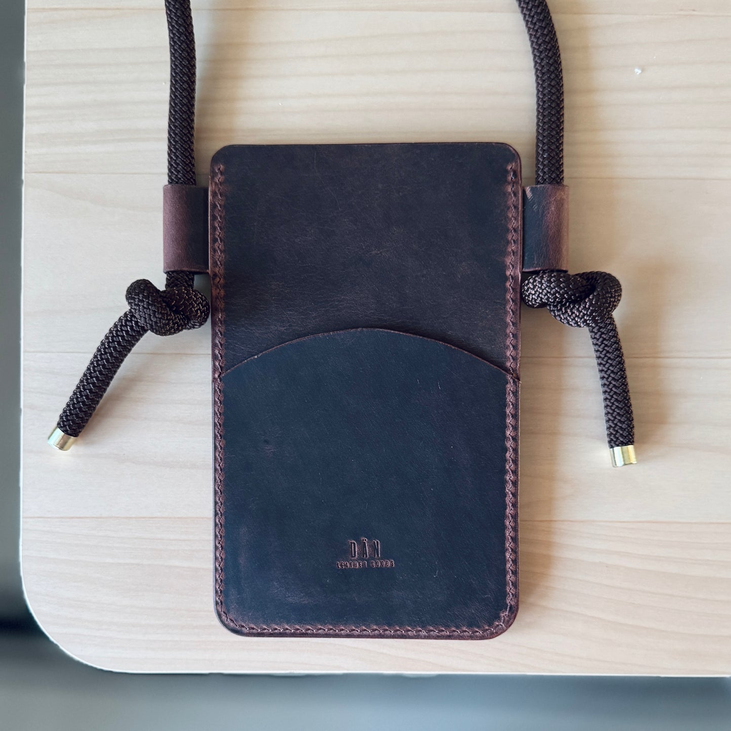 Crossbody telefontartó - sötétbarna pullup