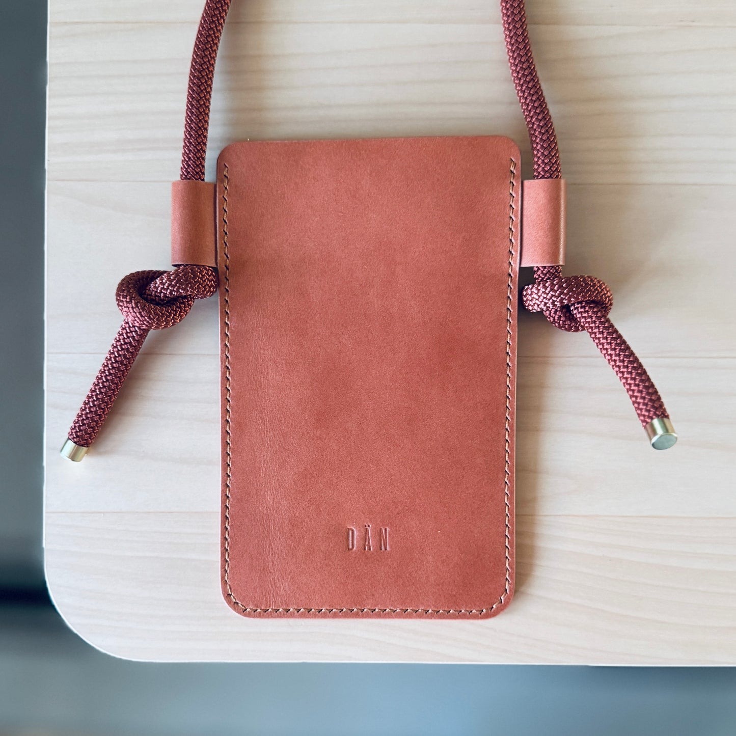 Crossbody telefontartó - lazac (vörös kötél)