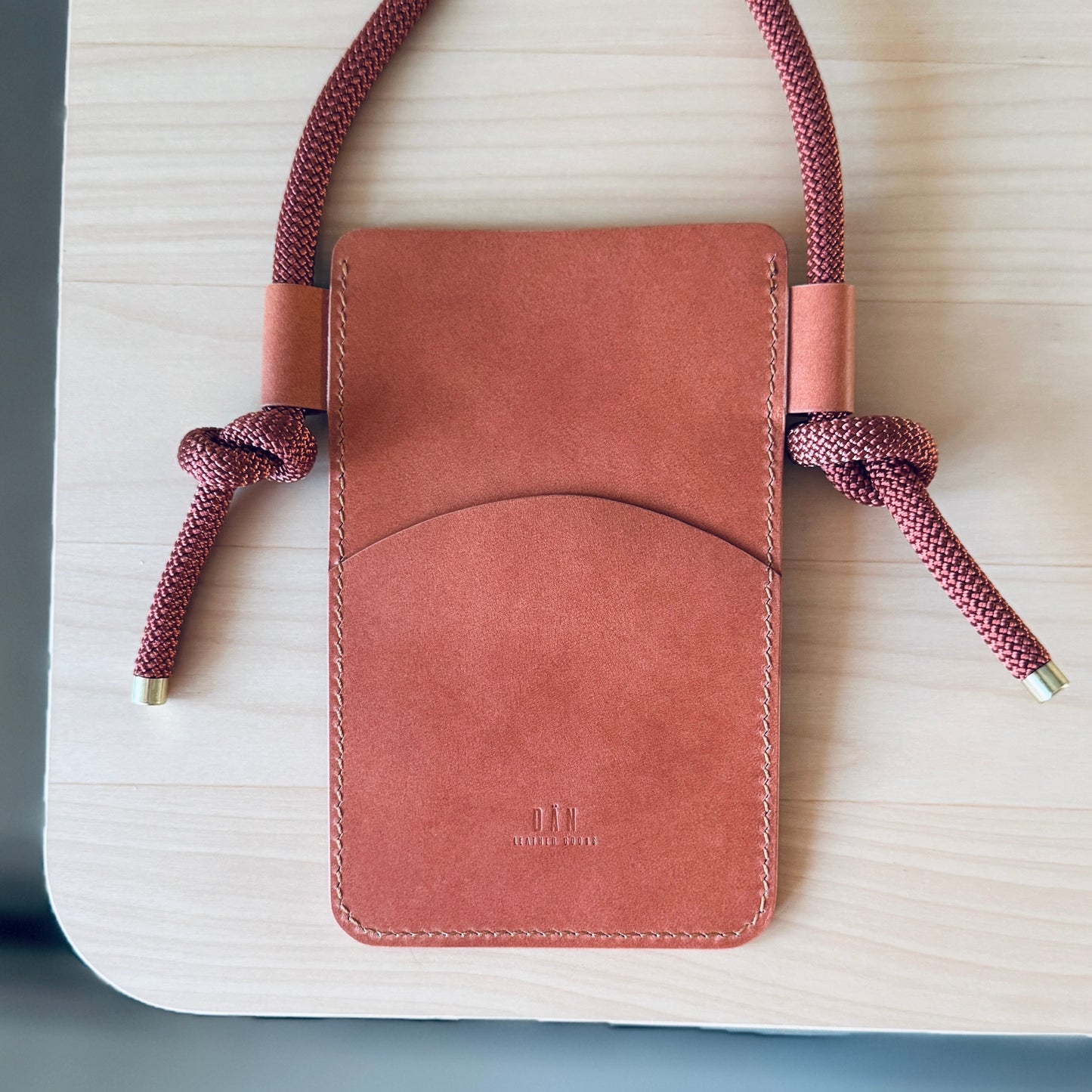 Crossbody telefontartó - lazac (vörös kötél)