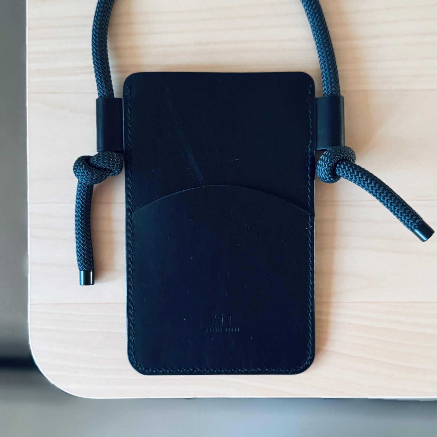 Crossbody telefontartó - fekete